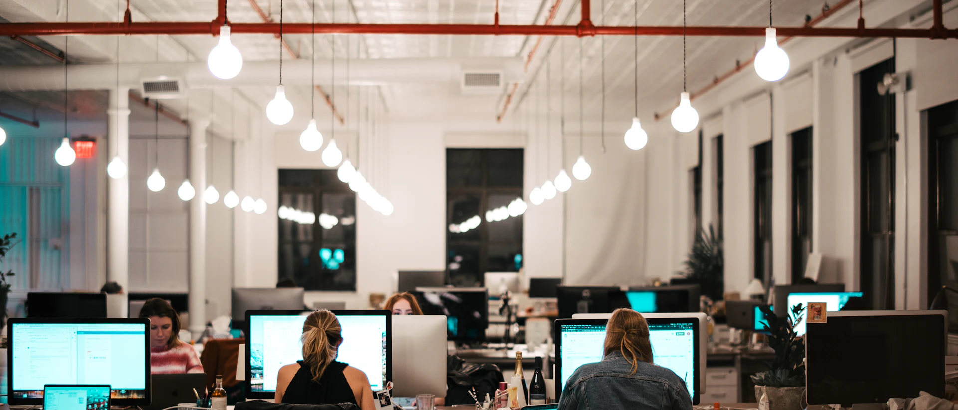 Kreatives Team im Gespräch in einem hellen Loft-Büro