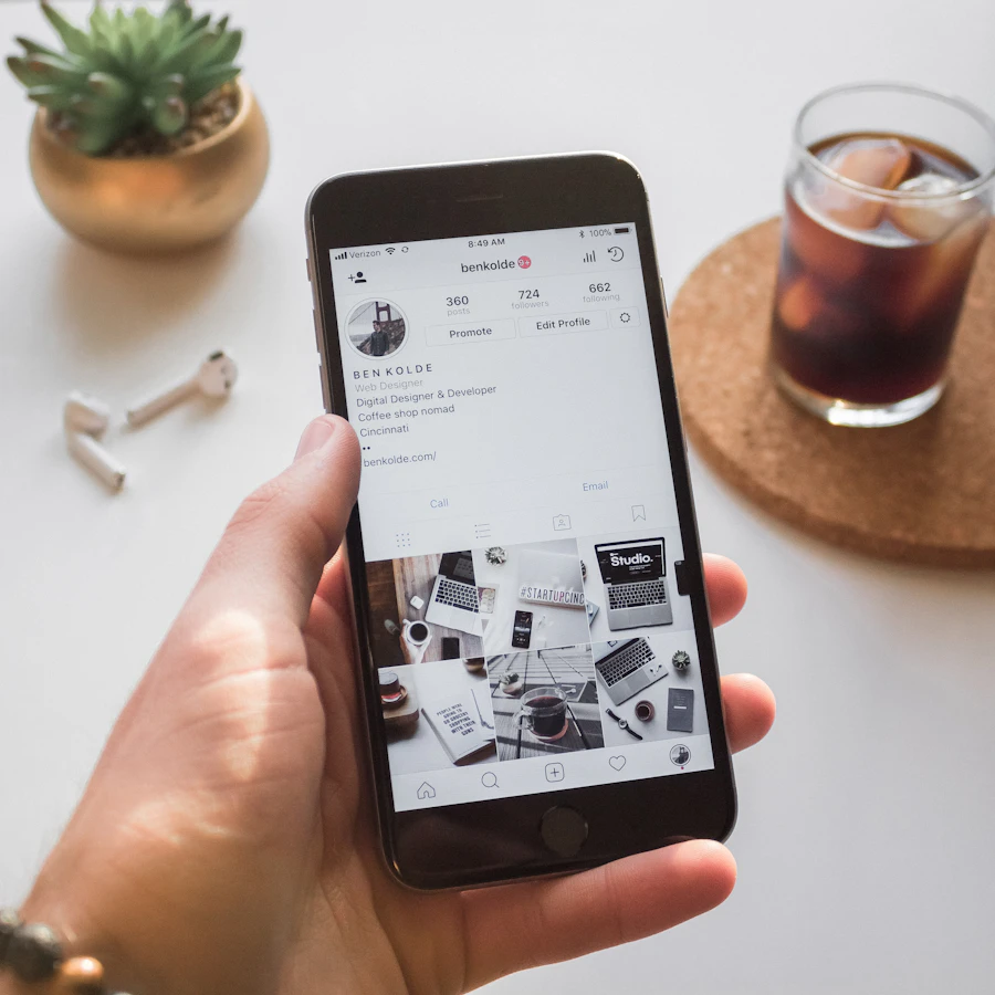 Hand hält ein Smartphone mit einem Social-Media-Profil