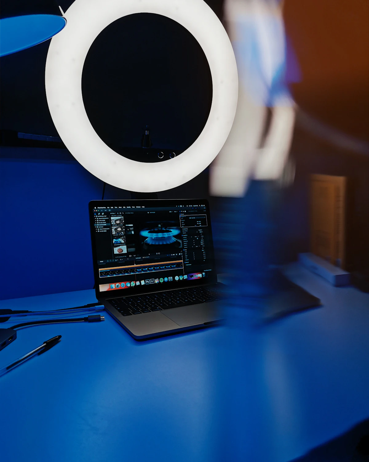 Laptop mit Videoschnitt vor einem Ringlicht